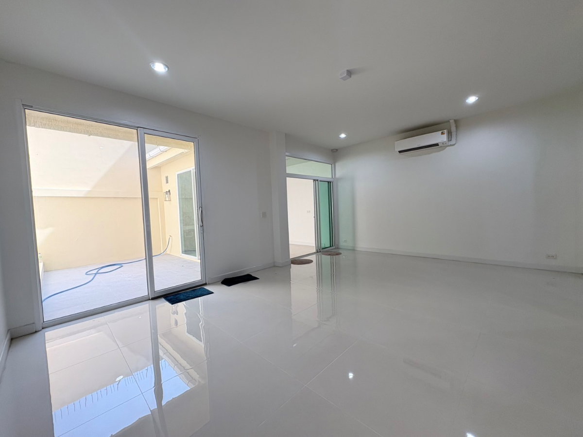 รูป ขายบ้านหรูรีโนเวตใหม่ เย็นอากาศ สาทร | Yenakart Residence | 450 ตร.ม. ใกล้ One Bangkok - รูปที่ 6/42