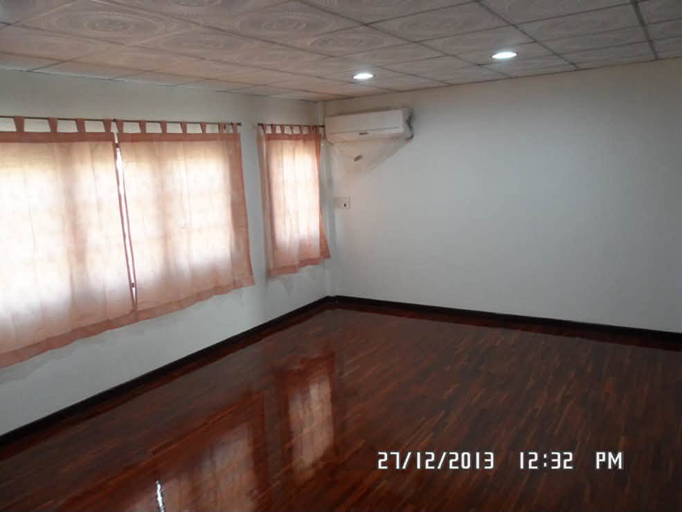 รูป ให้เช่า บ้านทาวน์เฮาส์ 3 ชั้น ในซอย รัชดา 32 หรือ ลาดพร้าว 41  บ้าน 3 ชั้น 4ห้องนอน 3ห้องน้ำ 5แอร์ 2ที่จอดรถในบ้าน บ้านเปล่า - รูปที่ 9/11