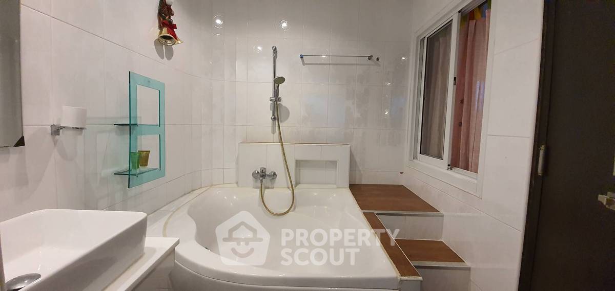 picture High-Floor 2-BR 250 Sqm DS Tower 1 near BTS Phrom Phong (ID 512164) - 17/18