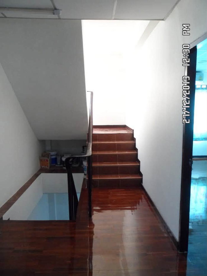 รูป ให้เช่า บ้านทาวน์เฮาส์ 3 ชั้น ในซอย รัชดา 32 หรือ ลาดพร้าว 41  บ้าน 3 ชั้น 4ห้องนอน 3ห้องน้ำ 5แอร์ 2ที่จอดรถในบ้าน บ้านเปล่า - รูปที่ 6/11