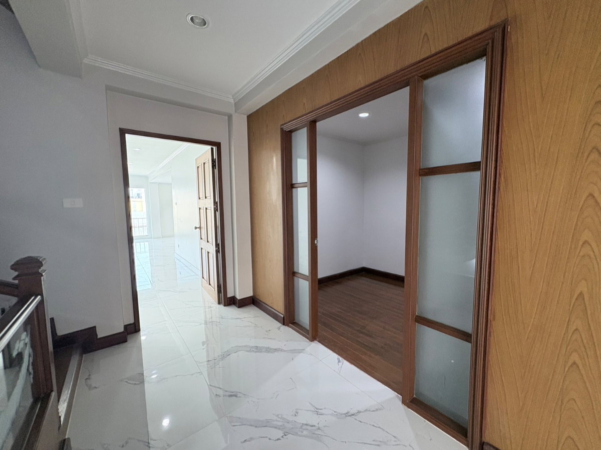 รูป ขายบ้านหรูรีโนเวตใหม่ เย็นอากาศ สาทร | Yenakart Residence | 450 ตร.ม. ใกล้ One Bangkok - รูปที่ 24/42