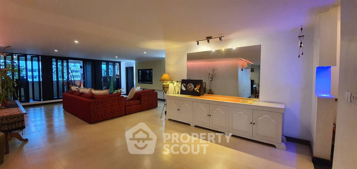 picture High-Floor 2-BR 250 Sqm DS Tower 1 near BTS Phrom Phong (ID 512164) - 3/18