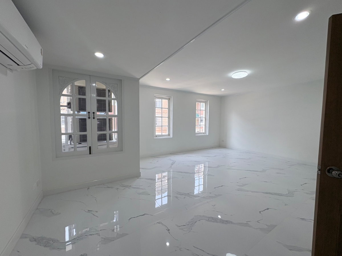 รูป ขายบ้านหรูรีโนเวตใหม่ เย็นอากาศ สาทร | Yenakart Residence | 450 ตร.ม. ใกล้ One Bangkok - รูปที่ 15/42