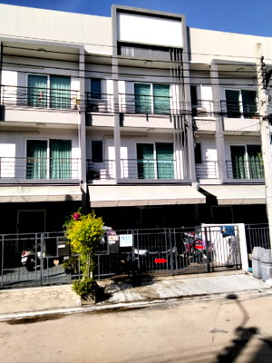 Townhouses for sale Mega Bangna : FOR SALE: 3-Story Townhome at Baan Klang Muang Suanluang (Chaloem Phra Kiat Rama 9) fully ready to move in Super close to Suan Luang Rama IX Park.