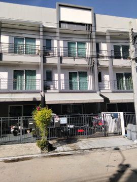 FOR SALE: 3-Story Townhome at Baan Klang Muang Suanluang (Chaloem Phra Kiat Rama 9) fully ready to move in Super close to Suan Luang Rama IX Park.