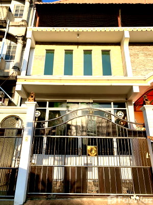 Townhouses for sale Bangkok : 3 Bedroom Townhouse for sale at Paradise Villa  1729240