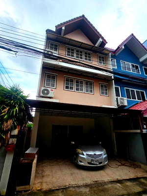 Townhouses for rent Bangkok : For rent: 3-story townhouse in Soi Ratchada 32 or Ladprao 41. 3-story house with 4 bedrooms, 3 bathrooms, 5 air conditioners, and 2 parking 