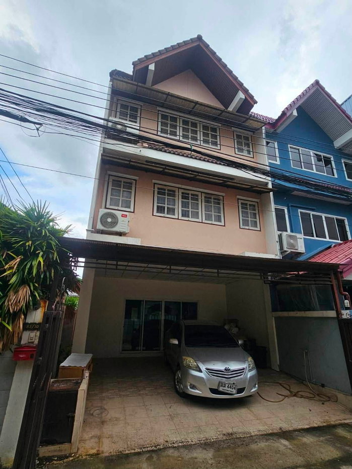 รูป ให้เช่า บ้านทาวน์เฮาส์ 3 ชั้น ในซอย รัชดา 32 หรือ ลาดพร้าว 41  บ้าน 3 ชั้น 4ห้องนอน 3ห้องน้ำ 5แอร์ 2ที่จอดรถในบ้าน บ้านเปล่า - รูปที่ 1/11