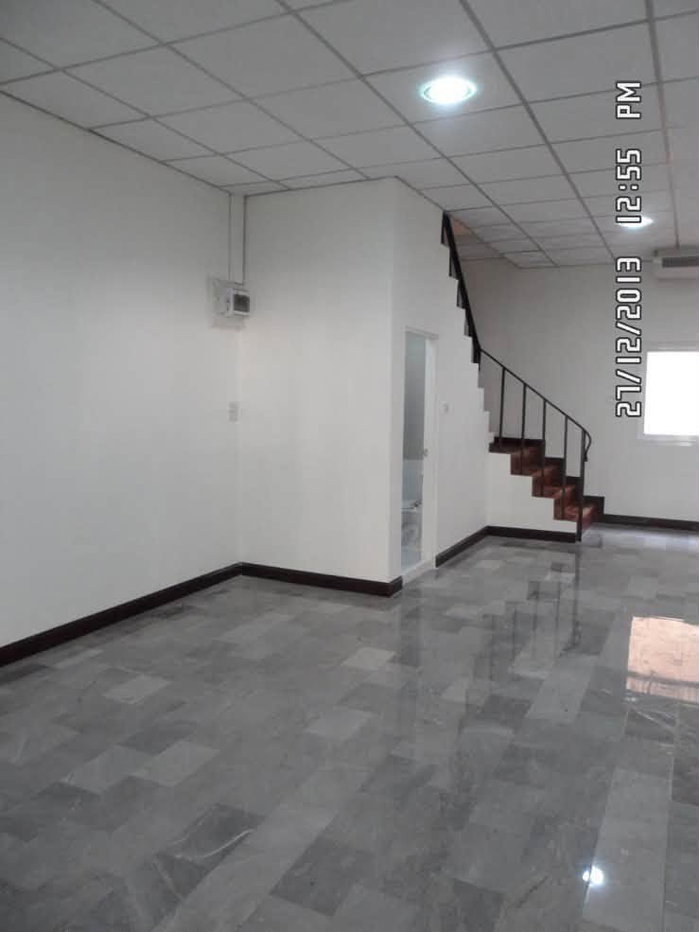 รูป ให้เช่า บ้านทาวน์เฮาส์ 3 ชั้น ในซอย รัชดา 32 หรือ ลาดพร้าว 41  บ้าน 3 ชั้น 4ห้องนอน 3ห้องน้ำ 5แอร์ 2ที่จอดรถในบ้าน บ้านเปล่า - รูปที่ 3/11