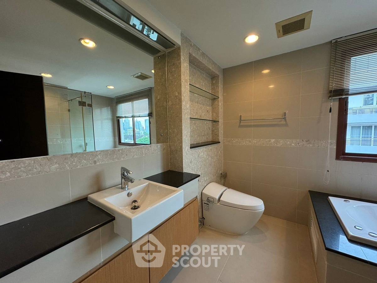 picture 3-BR 192 Sqm Condo At The Crest Ruamrudee, 90m To BTS Phloen Chit (ID 3061900) - 7/10