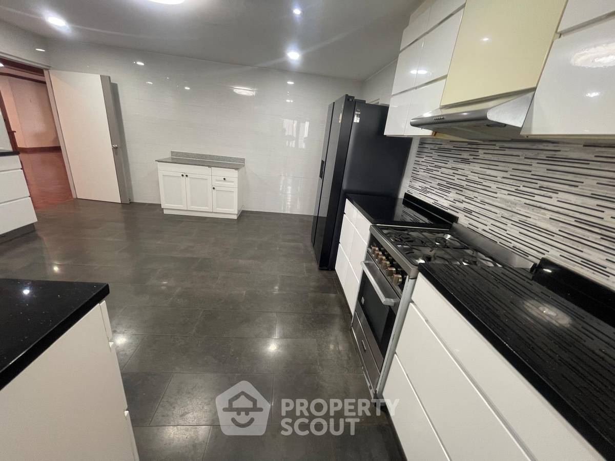รูป คอนโด 3 ห้องนอน 315 ตร.ม. ชั้น 22 Oriental Towers ใกล้ BTS เอกมัย (ID 3060469) - รูปที่ 12/13