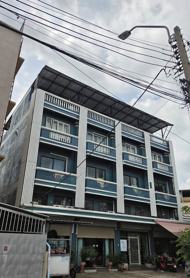 รูป ตึกแถวหลังใหญ่ใกล้รถไฟฟ้าสถานีแยกติวานนท์ ตึก 3 ชั้น 4 คูหา มีชั้นลอยและดาดฟ้า เหมาะทำออฟฟิส หรือโฮสเทล - รูปที่ 1/12