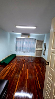 Townhouses for sale Bangkok : This house is for sale, located at House No. 133, Soi 7, Sena Villa 84 Village.
