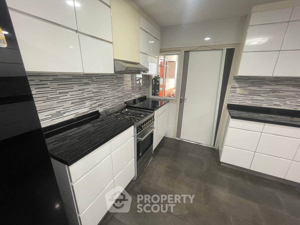 รูป คอนโด 3 ห้องนอน 315 ตร.ม. ชั้น 22 Oriental Towers ใกล้ BTS เอกมัย (ID 3060469) - รูปที่ 11/13