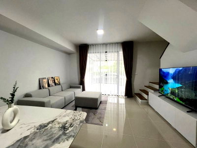 Townhouses for rent Samut Prakarn :  Townhouse for rent, Pleno Sukhumvit-Bangna 2. Ready to move in. Interested, please contact Line @goodmanpro or call 0999029192.