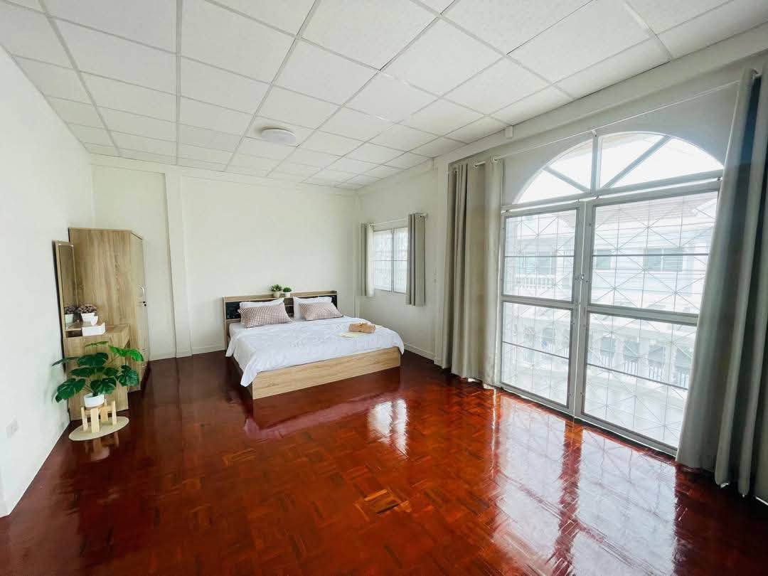 รูป ให้เช่าบ้านแฝดหลังใหญ่รีโนเวทใหม่ บางพระ ศรีราชา - รูปที่ 4/12