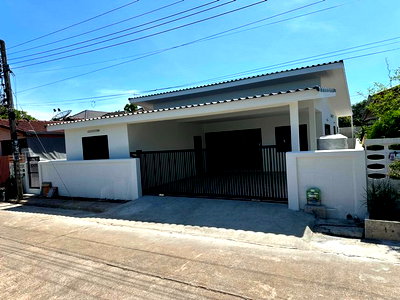 Houses for sale Nawamin Road : Single-story detached house for sale in Narisa Village, Soi Serithai 29. Land area: 67 square wah; 4 bedrooms, 2 bathrooms. The village is 