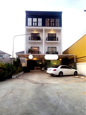 Shophouses for sale Nonthaburi :  For Sale 4 story Clinic commercial building stand alone with private parking in community area
