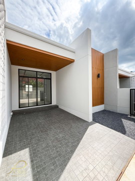 Lamp House @ Nakok Soi, Chalong Modern semi-detached homes with generous outdoor space and single-storey townhomes in a prime Chalong location.