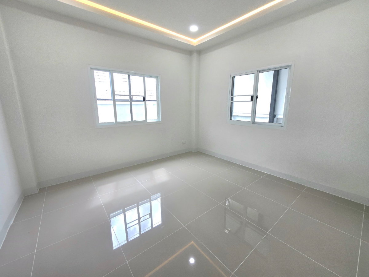 รูป บ้านเดี่ยวหลังใหญ่ ทำเลดีมาก หลังมุมใน เนื้อที่กว้างขวาง ตกแต่งใหม่ทั้งหลัง พร้อมอยู่ หมู่บ้านพนาสนธิ์การ์เด้นโฮม6 หทัยราษฎร์39 ใกล้ทางด่วน - รูปที่ 17/44