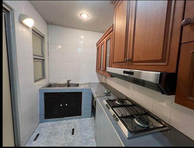 picture ✨ Corner 3-Storey Home Office for Rent | Only 500 m to MRT Purple Line | Ready to Move In - 8/17