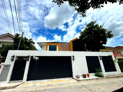 Houses for sale : Detached house for sale at Perfect Place Rattanathibet; features over 1.5 million baht in renovations, 4 bedrooms, 4 bathrooms,
