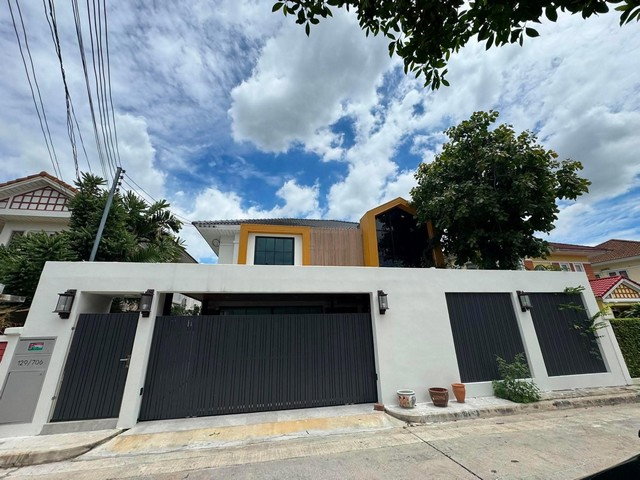 Houses for sale : Detached house for sale at Perfect Place Rattanathibet; features over 1.5 million baht in renovations, 4 bedrooms, 4 bathrooms,