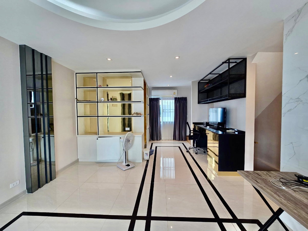 รูป ให้เช่า Home Office 3.5 ชั้น District Ekkamai – Ramintra Modern Luxury Built-in ทั้งหลัง พร้อมใช้งาน ทำเลศักยภาพย่านเลียบด่วนรามอินทรา - รูปที่ 6/10