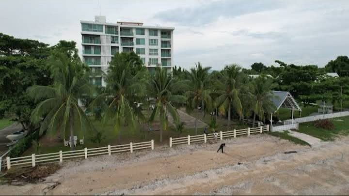 picture Crystal Beach Condo for sale, Bang Phra. Beachfront, great atmosphere, prime location. - 10/11