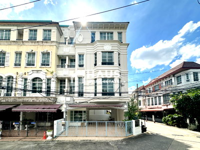 Townhouses for rent Boromarajonani College Of Nursing Bamrasnaradura : Baan Klang Mueang The Paris Ratchavipha / 4 Bedrooms #TPCC069