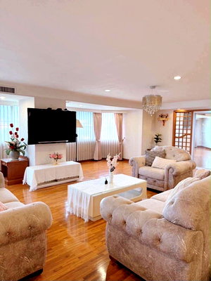 Condos for rent 700 Year Sports Arena Chiang Mai : Rare Opportunity Luxury Condo in the Heart of Nimman 4 Bad, 4 Bath Ready to move in.