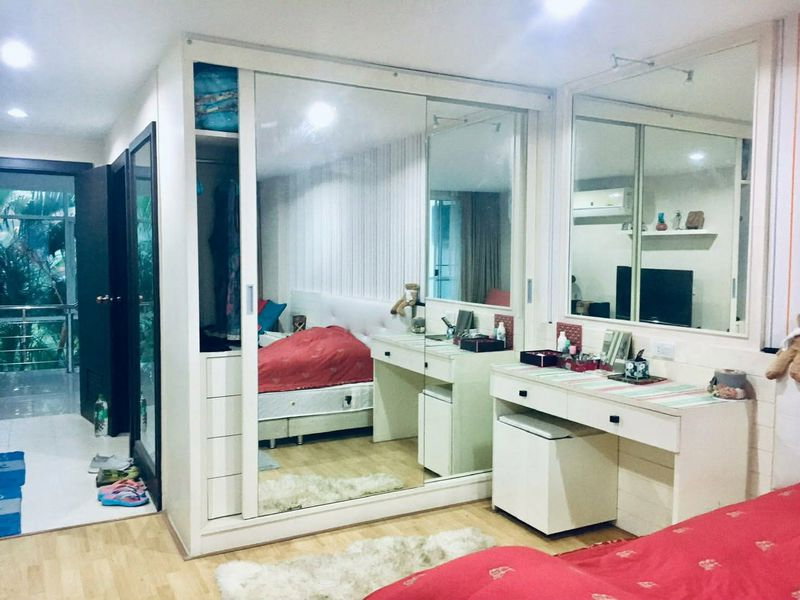 picture Crystal Beach Condo for sale, Bang Phra. Beachfront, great atmosphere, prime location. - 7/11