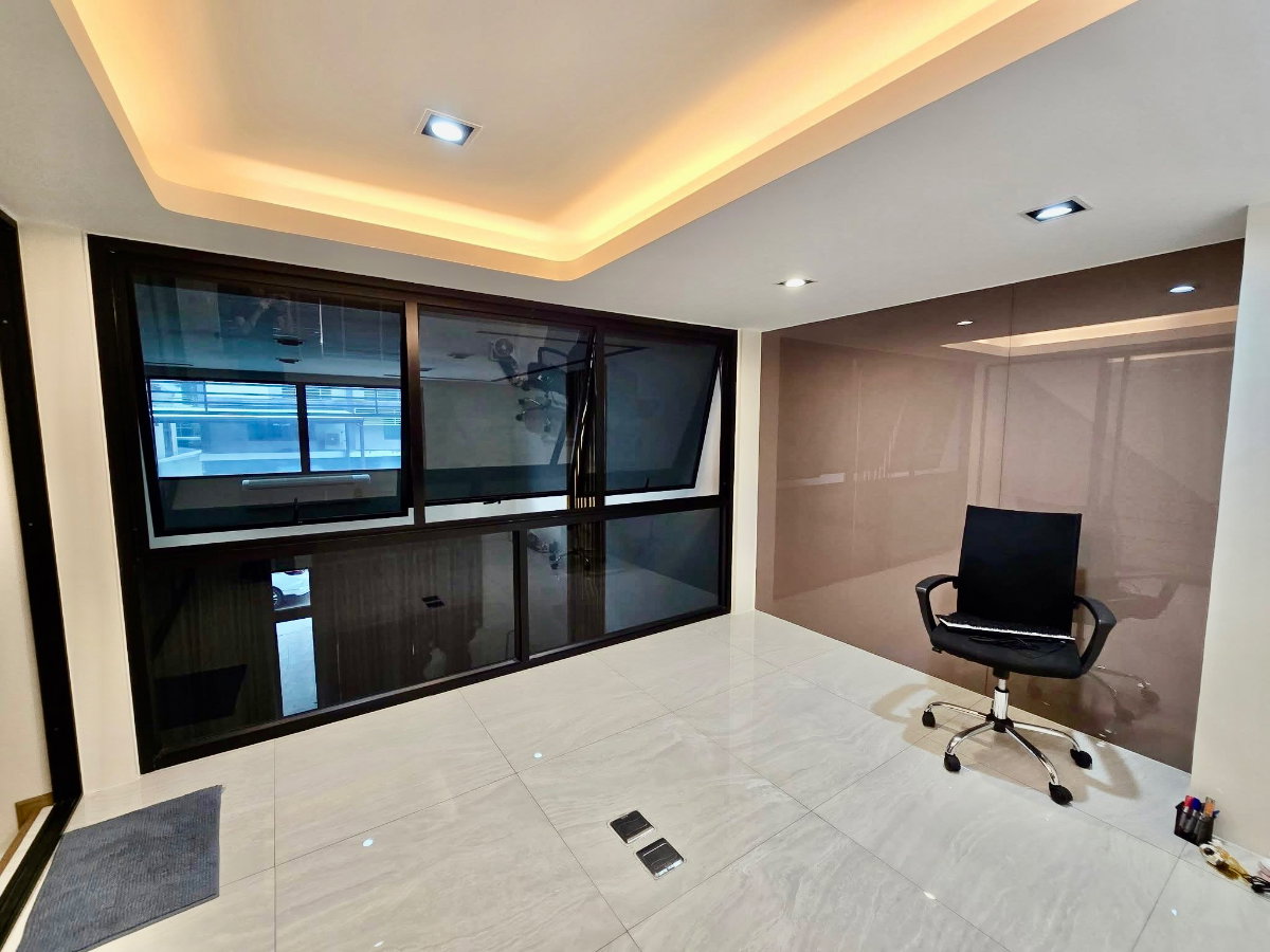 รูป ให้เช่า Home Office 3.5 ชั้น District Ekkamai – Ramintra Modern Luxury Built-in ทั้งหลัง พร้อมใช้งาน ทำเลศักยภาพย่านเลียบด่วนรามอินทรา - รูปที่ 4/10