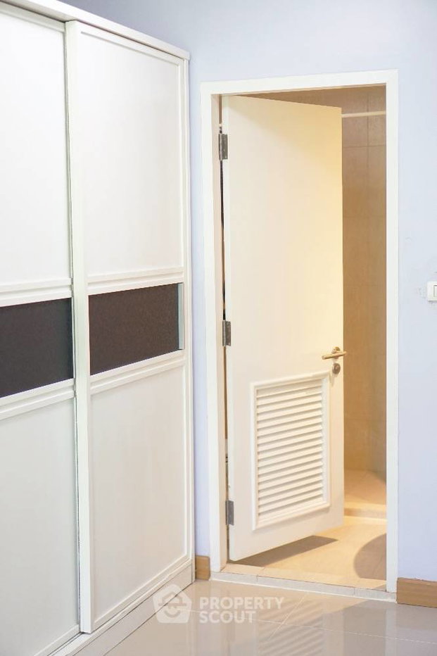 picture Well-Placed 1-BR Condo At The Clover Thonglor Residence, BTS Thong Lor (ID 868903) - 5/9