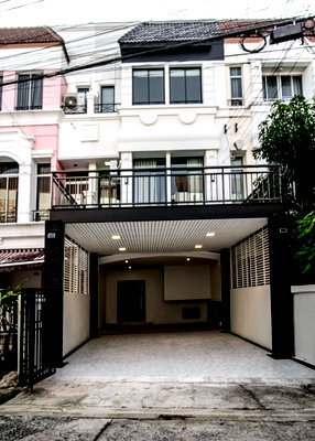 เช่าทาวน์โฮม ถนนสุขุมวิท : HR3578ให้เช่าทาวน์โฮม 3 ชั้น บ้านกลางเมือง บริติชทาวน์ ศรีนครินทร์  ใกล้รถไฟฟ้าศรีลาซาล และโรงเรียนนานาชาติไทย-สิงคโปร์ / บางกอกพัฒนา