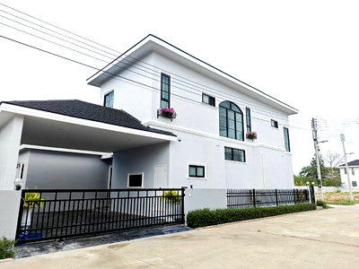 Houses for sale Northern Region Industrial Estate Lamphun : S2785 | European Classic 3-Bedroom Pool Villa for Sale (Saraphi, Chiang Mai) | 15-20 Minutes to Chiang Mai City