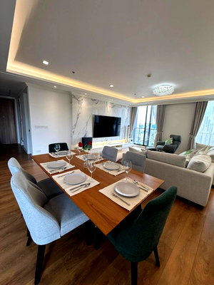 Condos for sale : Noble Be33, a beautifully decorated room that looks expensive but has a warm atmosphere. Get a large relaxation corner next to a balcony