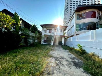 Houses for rent Khlong Toei : WS7630 🔥 Luxury 2-story detached house for rent near BTS Nana, only 89,000 THB/month.
