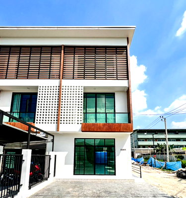 ทาวน์โฮม สถานีรถไฟฟ้าทุ่งสองห้อง : 🔥 ทาวน์โฮม 3 ชั้น หลังมุมมือหนึ่ง ใกล้ MRT หลักสี่ ลดจาก 6.3 ล้าน เหลือเพียง 5.9 ล้านบาท! 🔥