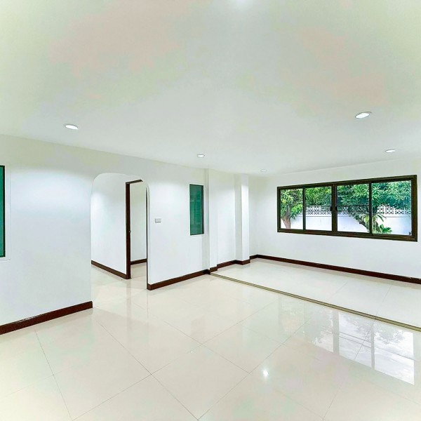 รูป แฮปปี้แลนด์ บ้านเดี่ยวหลังใหญ่ 8นอน คฤหาสน์ ฝึกสุนัขได้ NIDA โลตัสบางกะปิ 2.1กม. 3น้ำ นวมินทร์77-83 96ตร.ว. 450ตร.ม. - รูปที่ 5/8