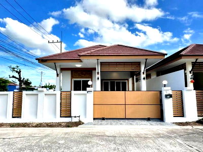 Houses for sale Kasetsart University Si Racha Campus : Newly renovated corner house in a prime location at Sahaphap 6 Village, Laem Chabang.