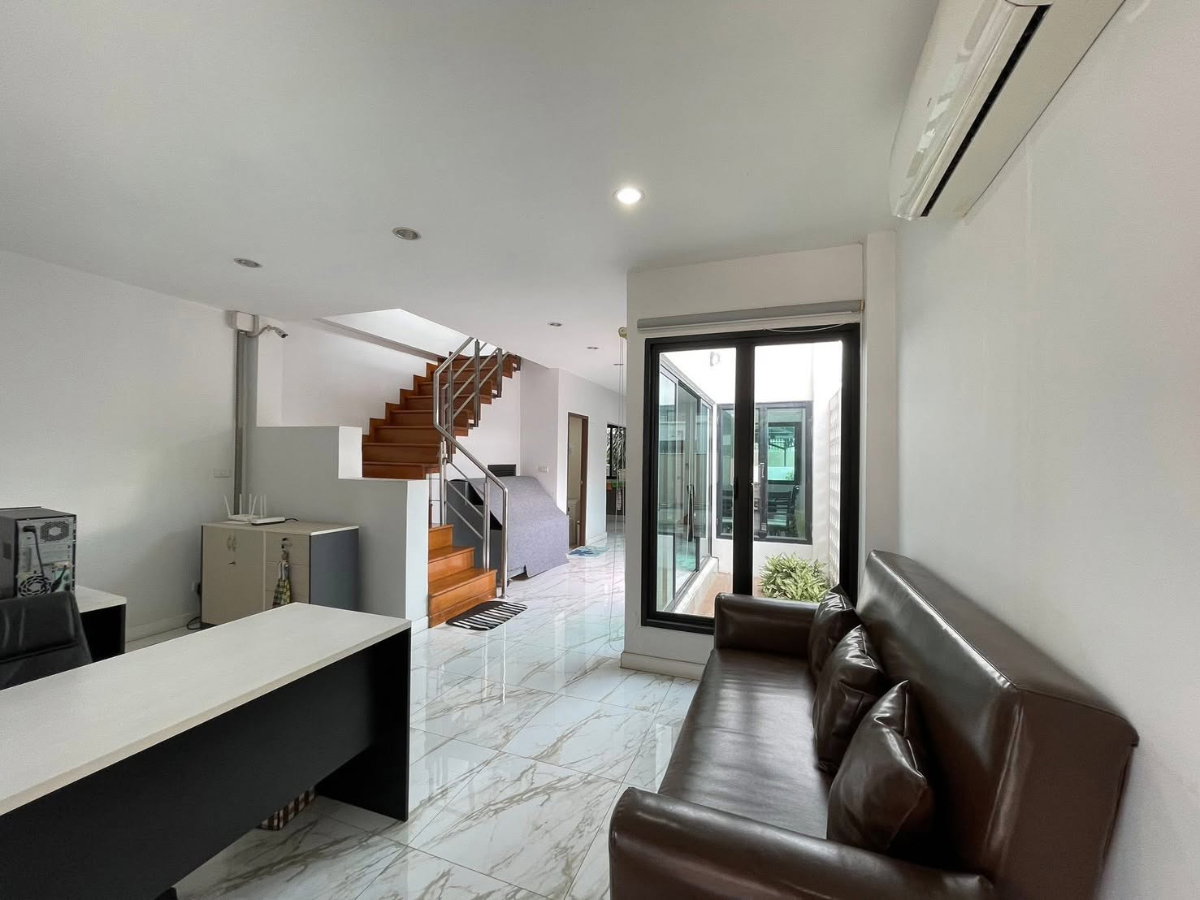 รูป WS8045 🏡 ให้เช่า ทาวน์โฮม 3 ชั้น ลาดพร้าว 18 แยก 4 หลังมุม ใกล้ MRT ลาดพร้าว เพียง 700 เมตร ราคาเช่า 55,000 บาท/เดือน - รูปที่ 2/29