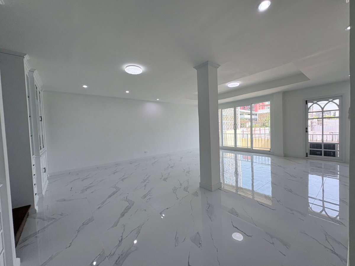 รูป ให้เช่าบ้านรีโนเวตใหม่ ใจกลางสาทร–เย็นอากาศ | Yenakart Residence | Private Residence เพียง 19 หลัง  - รูปที่ 18/42