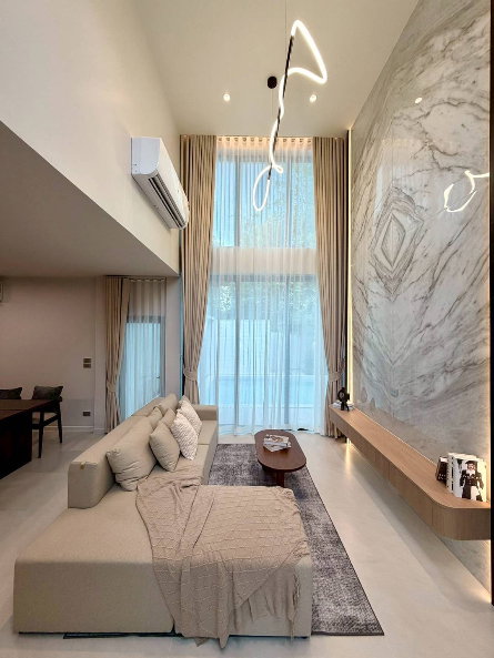 picture Sale Luxury Pool Villa  4 Bad, 5 Bath  Prime Location – Easy Access to Everything - 2/17