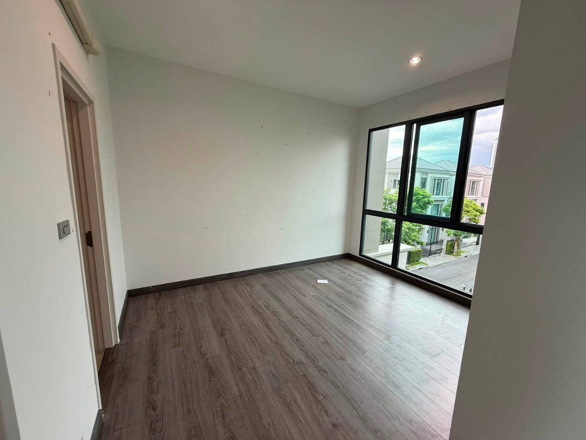 รูป 🏡✨ ให้เช่าบ้านใหม่ Baan Klang Muang Classe Ratchayothin 3 ห้องนอน 4 ห้องน้ำ เพียง 500 เมตรจาก BTS พหลโยธิน 24 - รูปที่ 2/7
