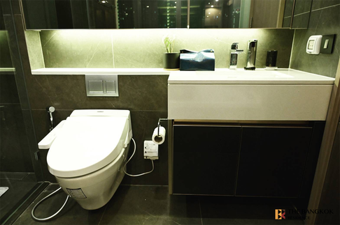 THE ESSE at SINGHA COMPLEX near MRT Phetchaburi Station Comfortable and Ready to Move-in