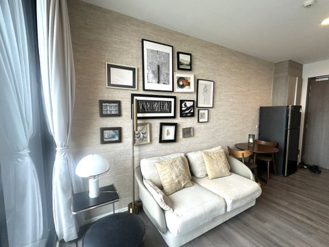 For rent: Whizdom Essence, fully furnished with appliances, high floor, 33.84 sq.m., 1 bedroom @ 20,000 Baht.