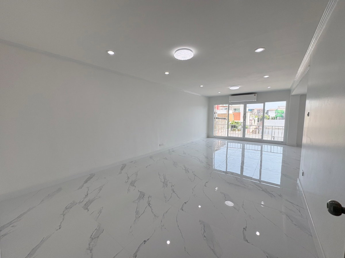 รูป ให้เช่าบ้านรีโนเวตใหม่ ใจกลางสาทร–เย็นอากาศ | Yenakart Residence | Private Residence เพียง 19 หลัง  - รูปที่ 27/42