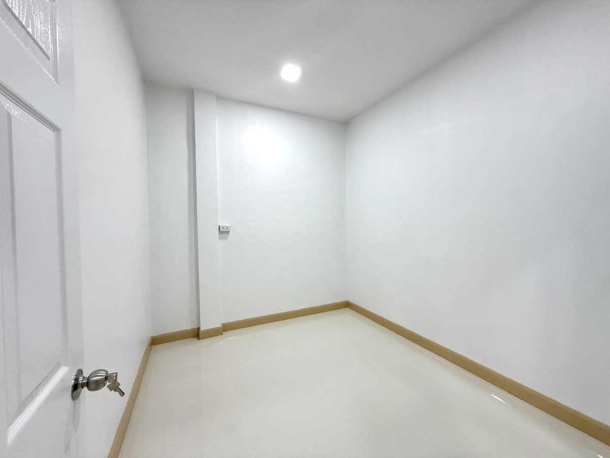 รูป ทาวน์เฮ้าส์2ชั้น รีโนเวทตกแต่งใหม่ น่าอยู่ ทำเลดี ใกล้รถไฟฟ้า, ตลาดมีนบุรี หมู่บ้านรุ่งกิจแกรนด์วิสต้า ถนนหทัยราษฎร์ มีนบุรี ตลาดจตุจักร - รูปที่ 34/38