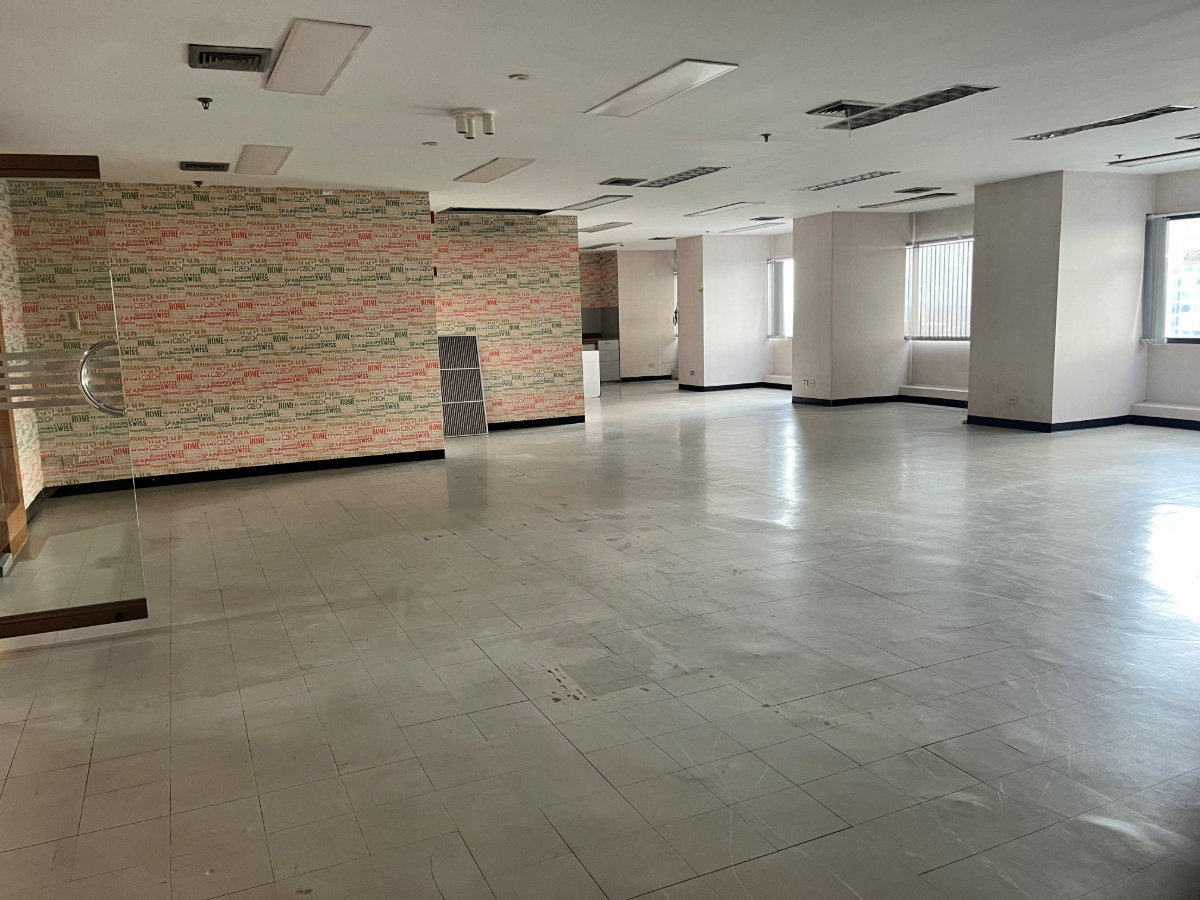 picture Work Smarter in a 172.57 SQ.M. Office Steps from BTS Krung Thon Buri - 1/4